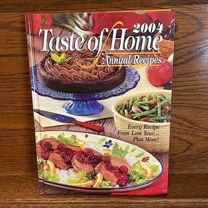 Taste of Home Annual Recipes 2004 Cookbook one flaw bottom of binding
